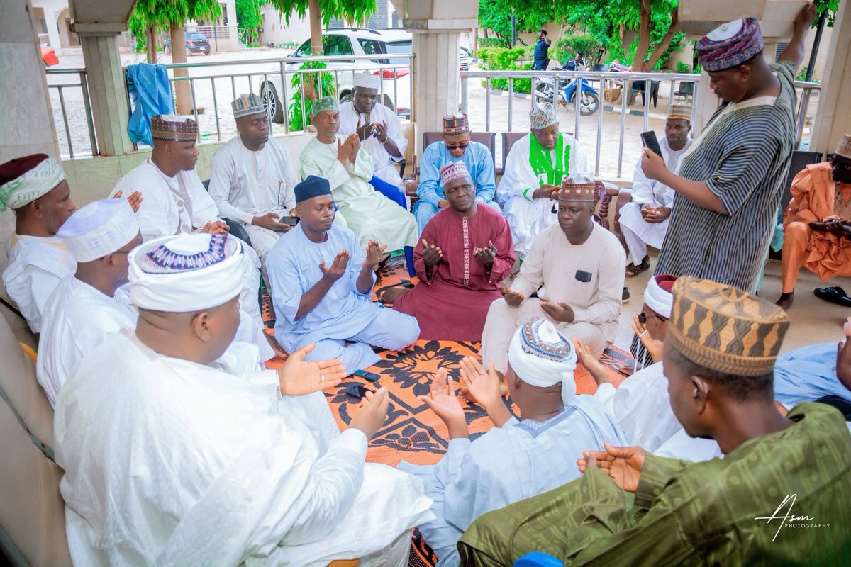 MukhtarBalaa's tweet photo. Mutanen Mabera ƙarƙashin Hon. S.A. Walin Gagi da Magaji Mabera, Vice Chairman Sokoto South LG, sun kai ta’aziyya ga Jarman Sokoto Alh. Ummarun Kwabo AA MFR da Dallatun Sokoto Alh. Murtala Abdulkadir Dan Iya bisa rasuwar Sarkin Fada Alh. Mansur Zagin Jarma. Allah Ya jikansa. https://t.co/4TM3mvbZdI