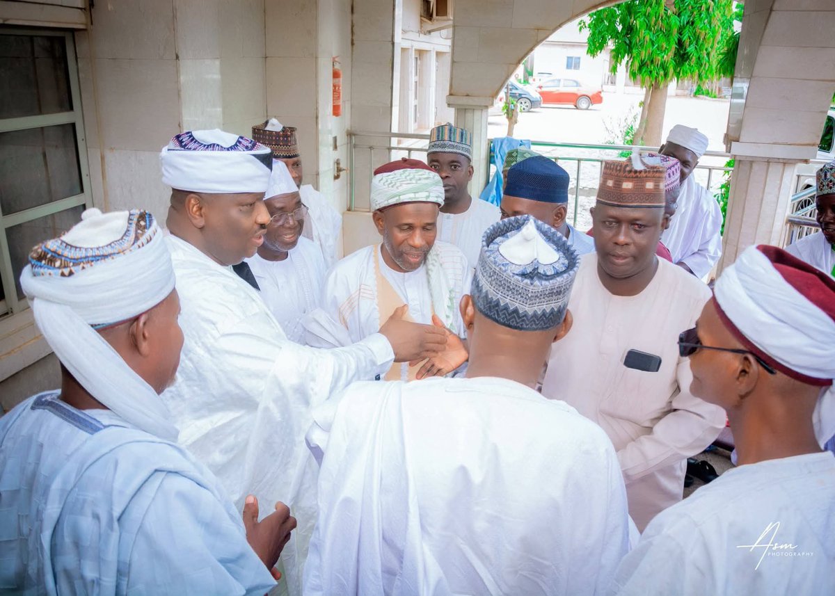 MukhtarBalaa's tweet photo. Mutanen Mabera ƙarƙashin Hon. S.A. Walin Gagi da Magaji Mabera, Vice Chairman Sokoto South LG, sun kai ta’aziyya ga Jarman Sokoto Alh. Ummarun Kwabo AA MFR da Dallatun Sokoto Alh. Murtala Abdulkadir Dan Iya bisa rasuwar Sarkin Fada Alh. Mansur Zagin Jarma. Allah Ya jikansa. https://t.co/4TM3mvbZdI