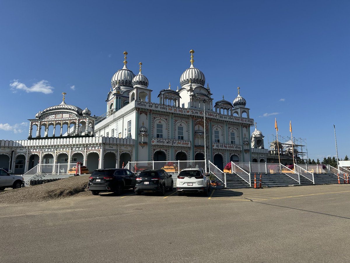 GarnettGenuis's tweet photo. This afternoon I visited Edmonton's Nanaksar Gurdwara to share best wishes with the community following today's terrible violent attack.

In the midst of worship, 2 people were stabbed and Guru Granth Sahib Ji was targeted. 

The person arrested for the attack had just been released from prison. (He is now back in police custody).

This tragic event highlights the importance of combatting anti-Sikh hate and all forms of hate, and of addressing the problems with a justice system that saw someone immediately reoffend after being released.

This Gurdwara is located just outside my constituency, but serves many families in Sherwood Park-Fort Saskatchewan and throughout the Edmonton area. My thoughts are with them. 

As your Member of Parliament, I will always defend the right of people to pray and practice their faith in freedom and security.