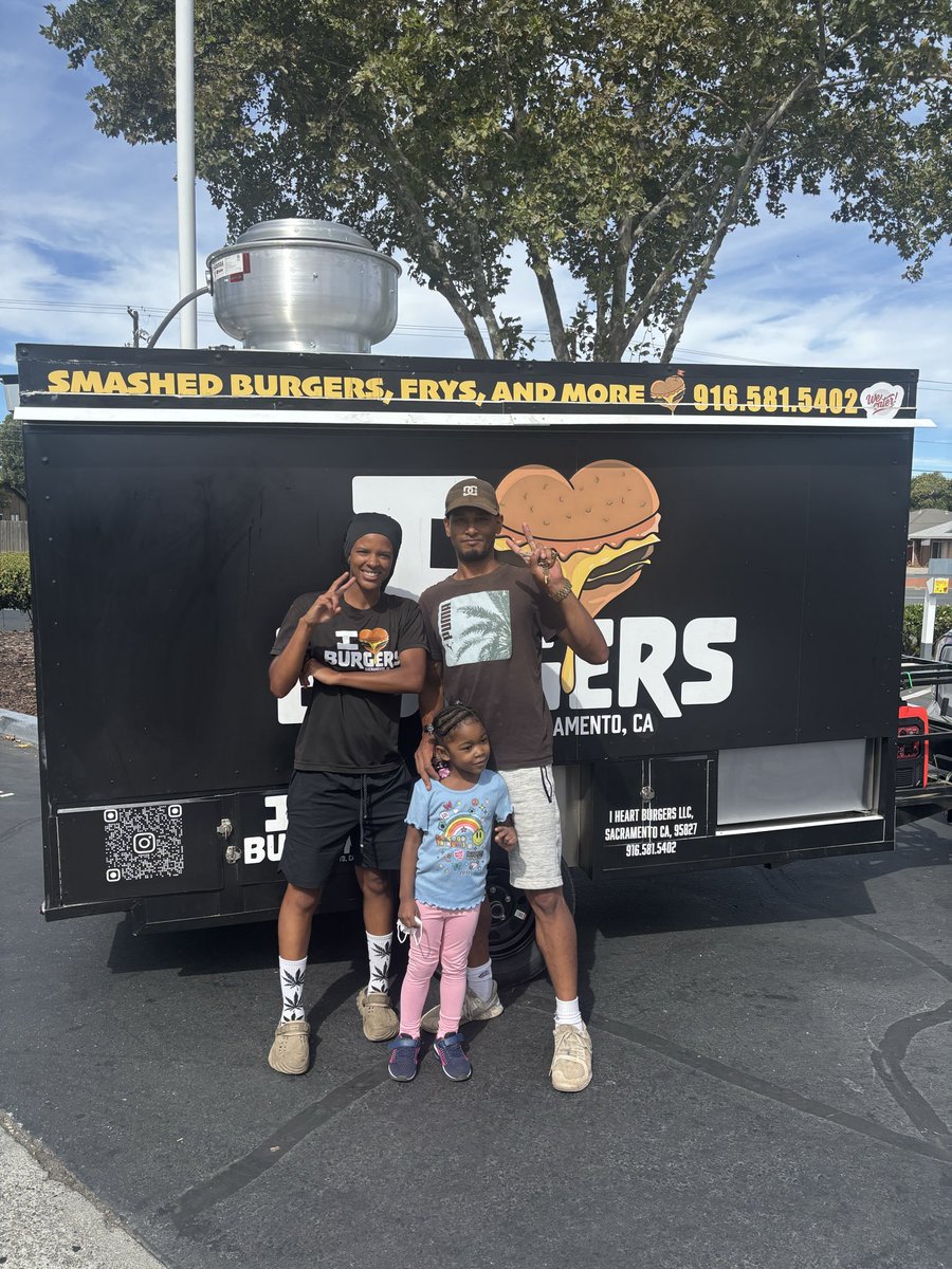 The_Real_Yay's tweet photo. Early Morning Grind! Local Sacramento Entrepreneurs #BestInSac #TheCompany #IHeartBurgers #California ❤️🍔📸😎👍🏾☀️🌴 https://t.co/xB8KCXWC4O