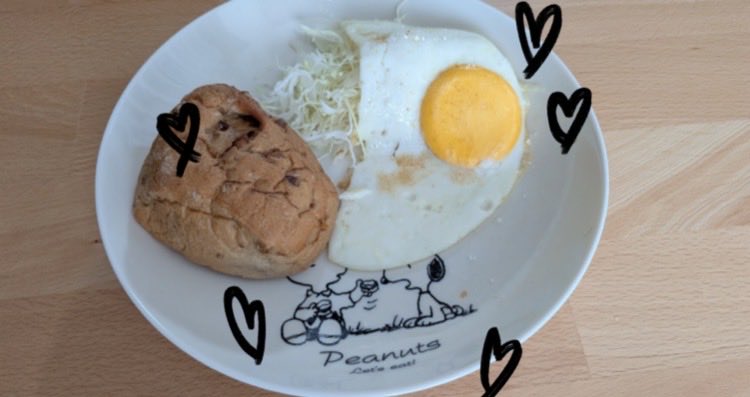 rin_rinrin1111's tweet photo. 朝ごはん作りました〜🍳✨
前にXで教えてもらってからずっと気になってた、目玉焼きにタバスコ🌶️💕
やっと試してみたんだけど、これすごく美味しい…🤤🙈
目玉焼きに限らず、みんなが「これ意外と合う！」って思うこだわりの味付けあったら教えてほしいです☺️✨ https://t.co/xQeL645Wvp
