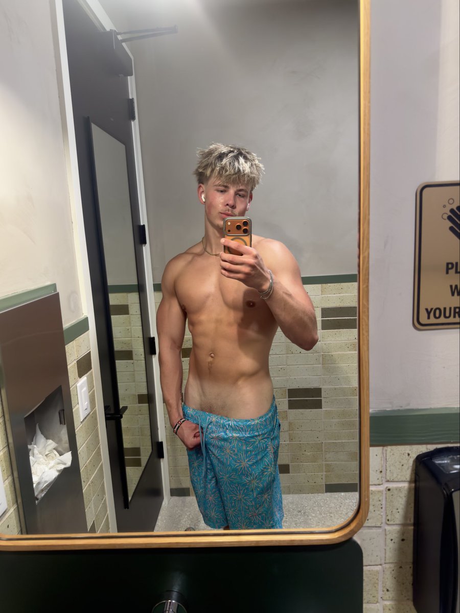 AdamXyoungg's tweet photo. What do you think about my pump after hitting chest and tri? Id love to show you more tho 😈😘 Check it out 👇
https://t.co/wX2c8hFBkS https://t.co/tsySzLU346