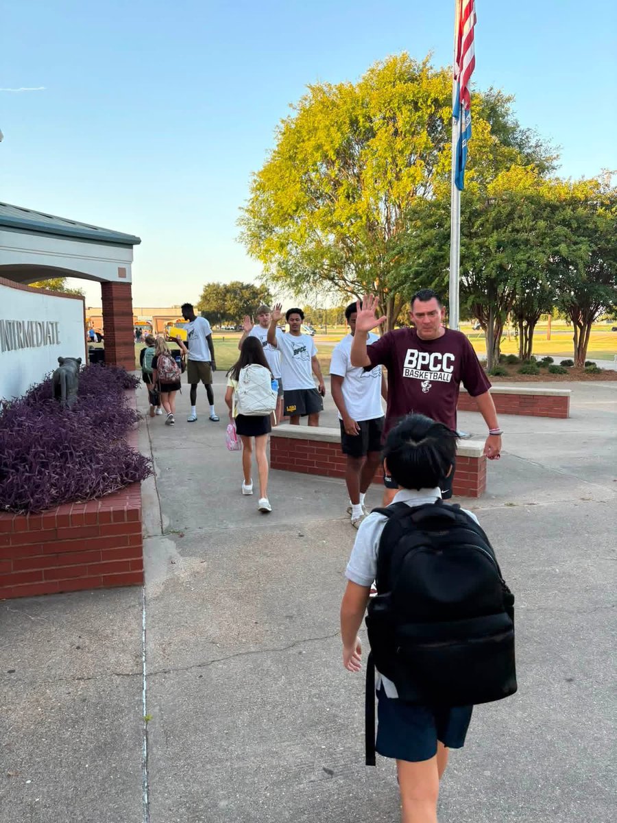 bpcc_basketball's tweet photo. We had a great morning at Benton Intermediate School! 🏀⚔️ #HighFiveFriday #GoCavs #SwordsUp #BPCCproud #NJCAA #RegionXIV https://t.co/xgF5kmX0WN