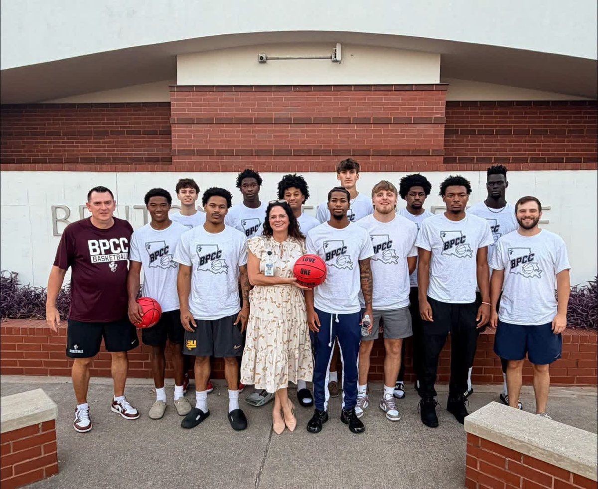 bpcc_basketball's tweet photo. We had a great morning at Benton Intermediate School! 🏀⚔️ #HighFiveFriday #GoCavs #SwordsUp #BPCCproud #NJCAA #RegionXIV https://t.co/xgF5kmX0WN