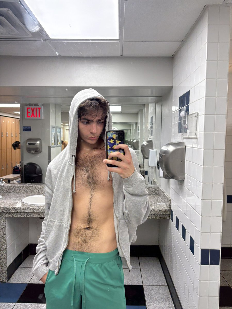 tophlo's tweet photo. my hoodie zipper broke so now everyone has to look at my torso https://t.co/mTbm2cj7HE