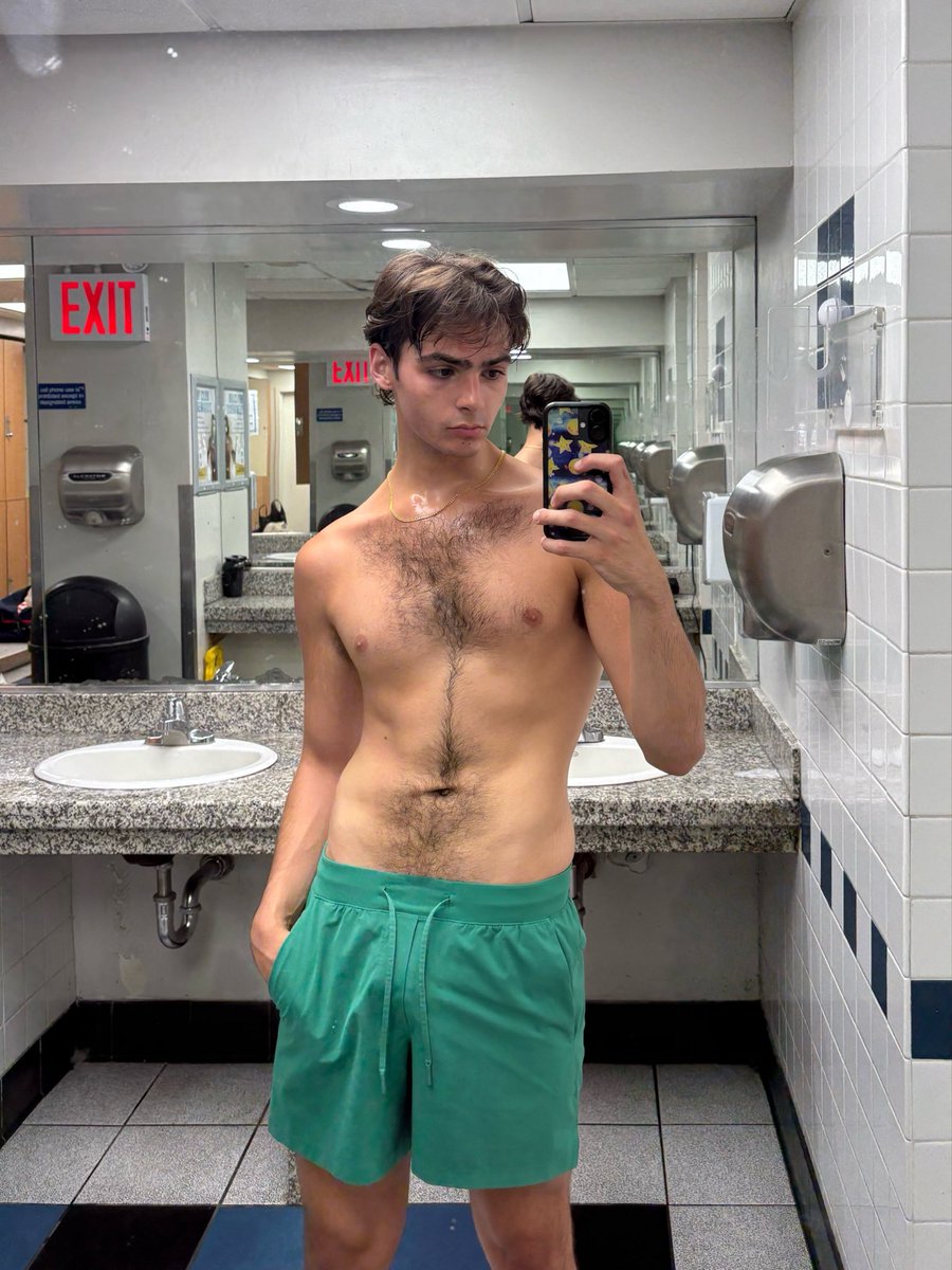 tophlo's tweet photo. my hoodie zipper broke so now everyone has to look at my torso https://t.co/mTbm2cj7HE