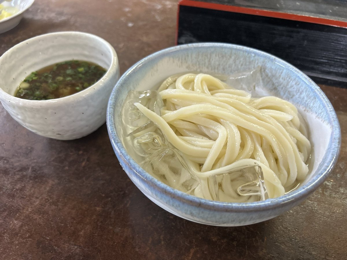 201Loop's tweet photo. 超剛麺店で有名な香川県観音寺市の大喜多うどん。何故か扉が2つあり、どうやら常連は奥の扉から入るらしく、暖簾扉から入る客は必然的に一見客になるというゾルディック家の試しの門スタイルが確立されててた。きっと見誤った客はミケに剛麺うどんにされてるに違いない。 https://t.co/dd7ez7OFQV