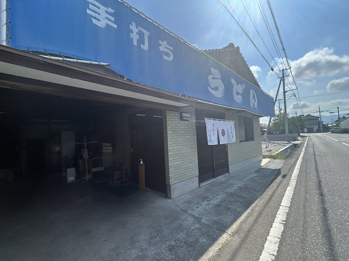 201Loop's tweet photo. 超剛麺店で有名な香川県観音寺市の大喜多うどん。何故か扉が2つあり、どうやら常連は奥の扉から入るらしく、暖簾扉から入る客は必然的に一見客になるというゾルディック家の試しの門スタイルが確立されててた。きっと見誤った客はミケに剛麺うどんにされてるに違いない。 https://t.co/dd7ez7OFQV