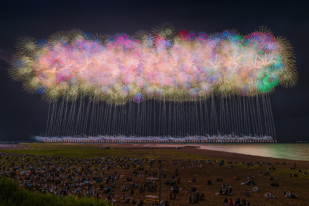 Ryogo_Urata's tweet photo. 新潟の夜空に咲いた100発の尺玉が美しい。 https://t.co/vAtpohzV4l
