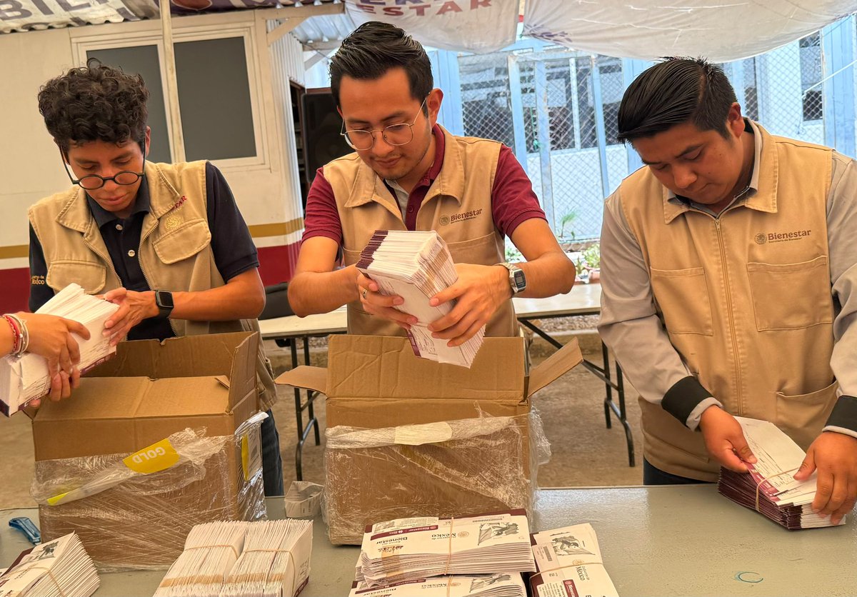 NancyOrtizOax's tweet photo. Ya estamos con los preparativos para las actividades de la próxima semana.
En equipo con directoras y directores, así como con titulares de las coordinaciones, sumamos esfuerzos para fortalecer el trabajo en territorio y lograr que los #ProgramasSociales lleguen a todo el estado.