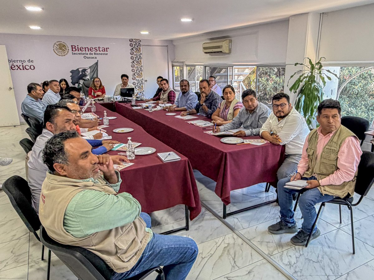 NancyOrtizOax's tweet photo. Ya estamos con los preparativos para las actividades de la próxima semana.
En equipo con directoras y directores, así como con titulares de las coordinaciones, sumamos esfuerzos para fortalecer el trabajo en territorio y lograr que los #ProgramasSociales lleguen a todo el estado.