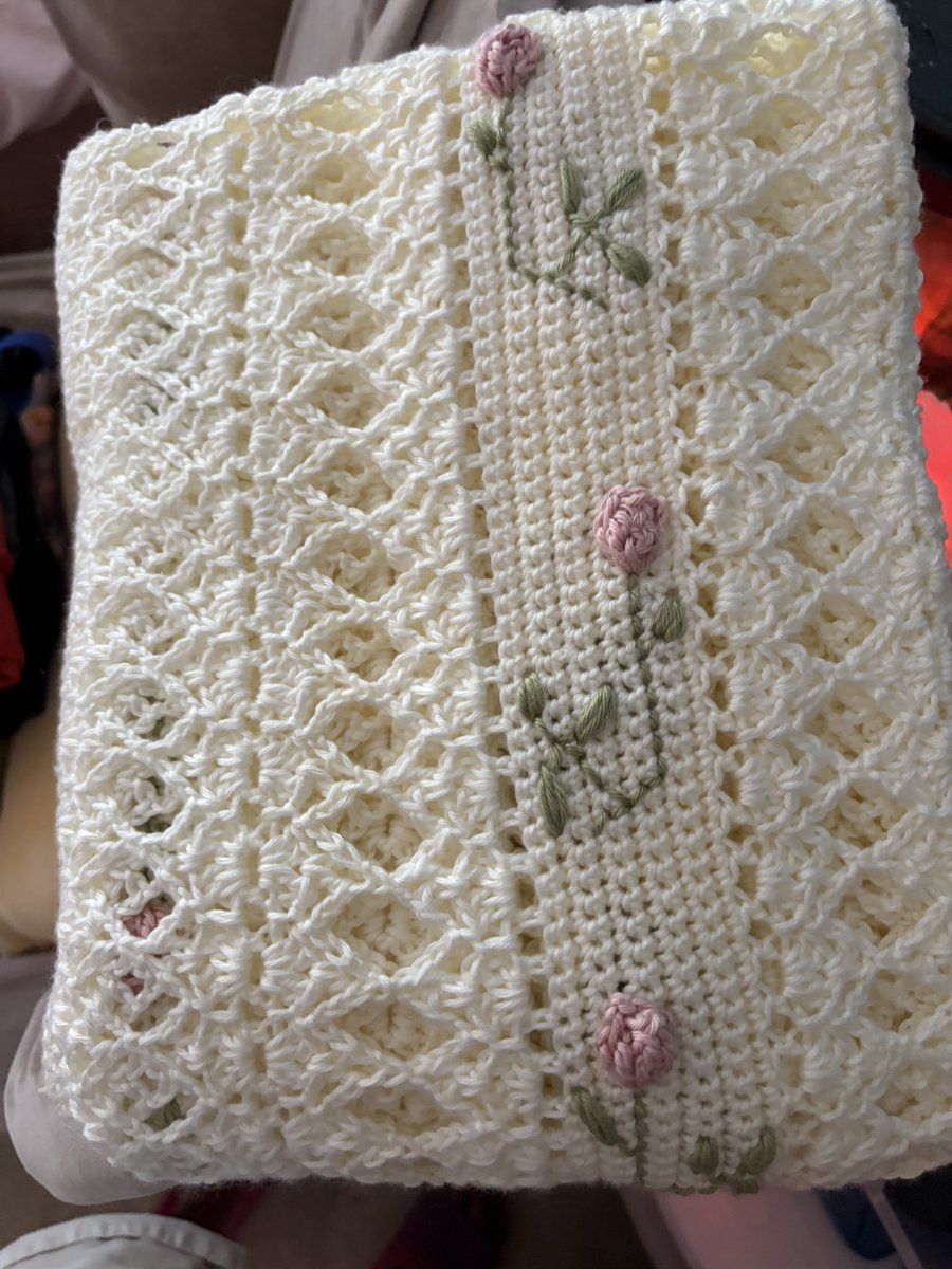 cabocynde's tweet photo. Finally finished a crochet project that seemed to take forever because I started it shortly before I started working at the garden center which completely exhausted me in the first month. Anyway at least I got this baby gift done before the child hit the one year mark. She's five months old.