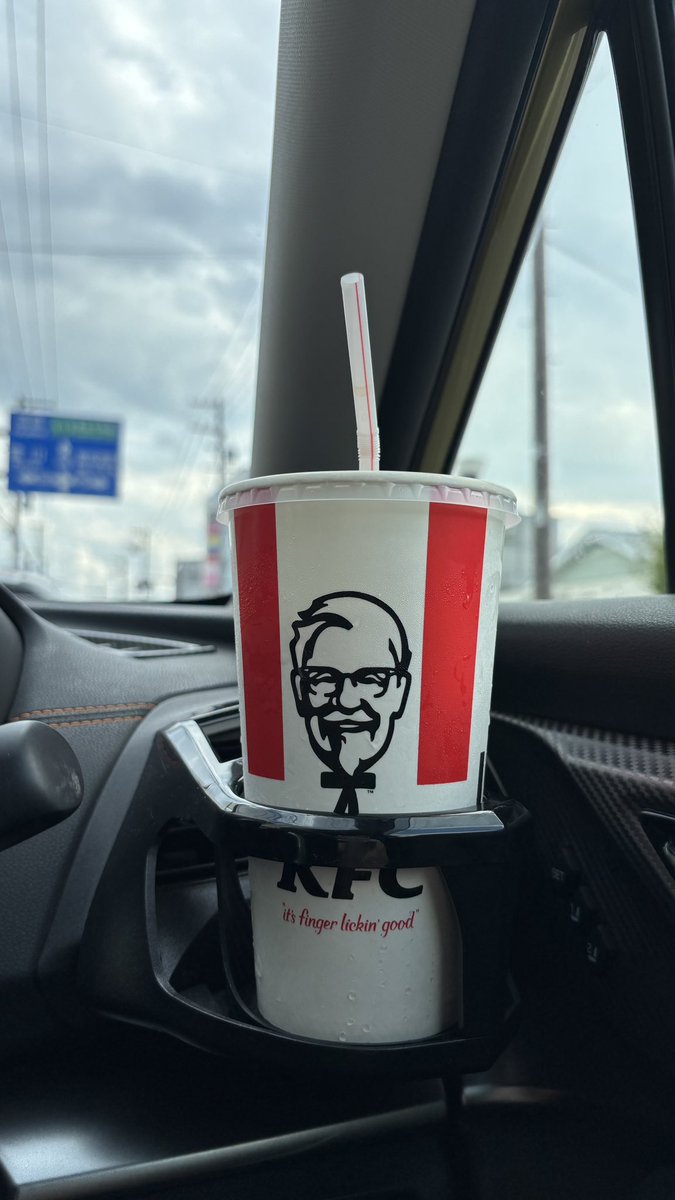 amourfksm's tweet photo. ケンタッキーのLサイズドリンク🥤

2026年8月25日まで
ポッキリ100円なのが熱すぎる✨

濃いめのアイスコーヒーも☕️
酸っぱいレモネードも🍋
アイスティーも🫖
烏龍茶も❗️

どれを選んでもLサイズ100円🉐 https://t.co/PGBkDMmeSi
