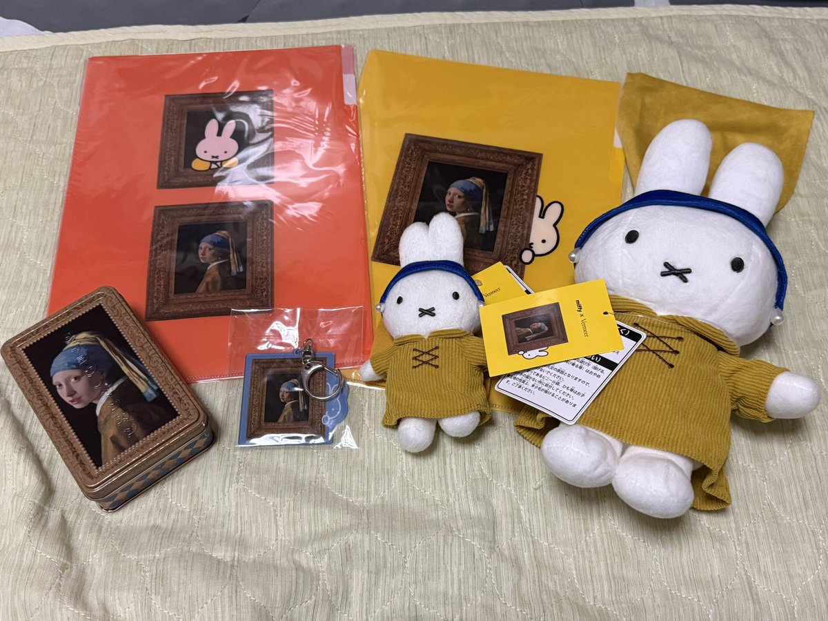 nkakka's tweet photo. フェルメール展の物販。グッズを買うつもりなら、かなり覚悟したほうが良い。大体2時間コースになる。

入場時に物販チケットを1枚もらえて、物販入場時に渡すことで物販会場に入れる。
何故か2Fと5Fに物販会場がわかれている。売ってる商品は同じなのでどちらに入っても良い。
私は5Fの方に入ったが、5Fは物販会場に入るのはすぐだが、レジ列が異常に長かった。話によると、2Fの方は物販会場入場までが長いらしいので一長一短。好きな方を選ぼう。

5Fのレジ列は階段経由して4Fまで続いてて、ぐるぐる回っている。何故か最後尾札を持っているスタッフが最後尾ではない場所に立ってて誘導してるのでとても分かりづらい。

初日なこともあり在庫は潤沢だったが、客が多すぎたせいか、買い物カゴが完売していた。これはだいぶキツい。購入商品を脇に抱えたままレジ列に長時間並ぶことになって後悔した。

なお在庫が一時的に枯れててもすぐ補充されるが、万一買いたい時にない場合はスタッフに言ったら持って来てくれる模様。

なお物販商品のうち、ミッフィーグッズは会場限定なのでご注意ください。(今回家族に頼まれてたので並んだ)

#フェルメール展