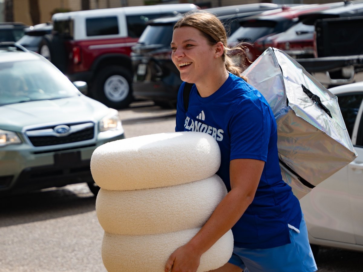 Go_Islanders's tweet photo. A huge shoutout to all our student-athletes who helped move in the newest Islanders this morning! 🤙

#ShakasUp https://t.co/BDm6NoGLmh