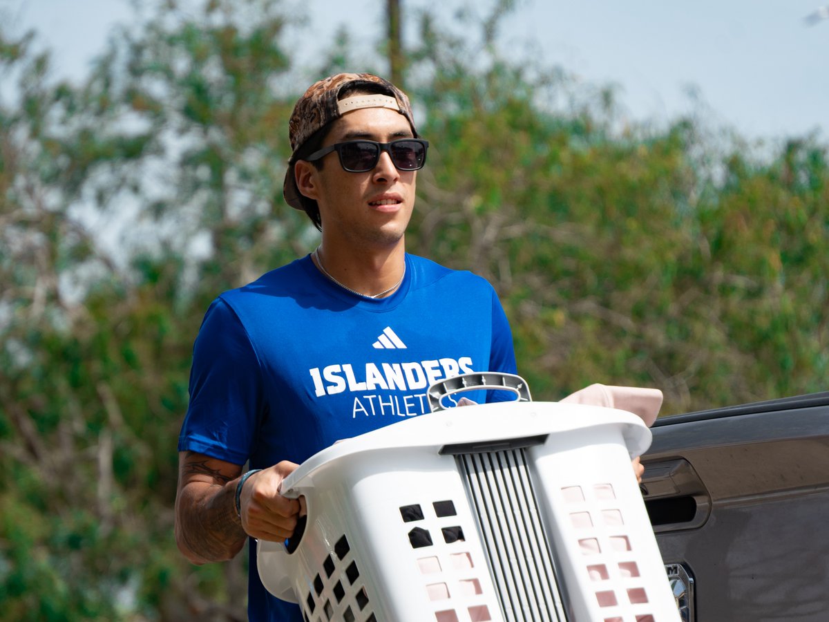 Go_Islanders's tweet photo. A huge shoutout to all our student-athletes who helped move in the newest Islanders this morning! 🤙

#ShakasUp https://t.co/BDm6NoGLmh