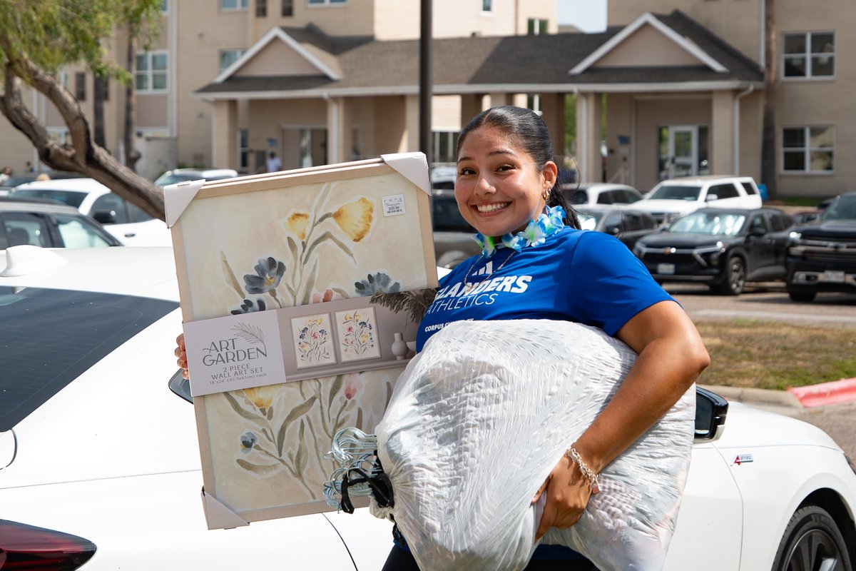 Go_Islanders's tweet photo. A huge shoutout to all our student-athletes who helped move in the newest Islanders this morning! 🤙

#ShakasUp https://t.co/BDm6NoGLmh