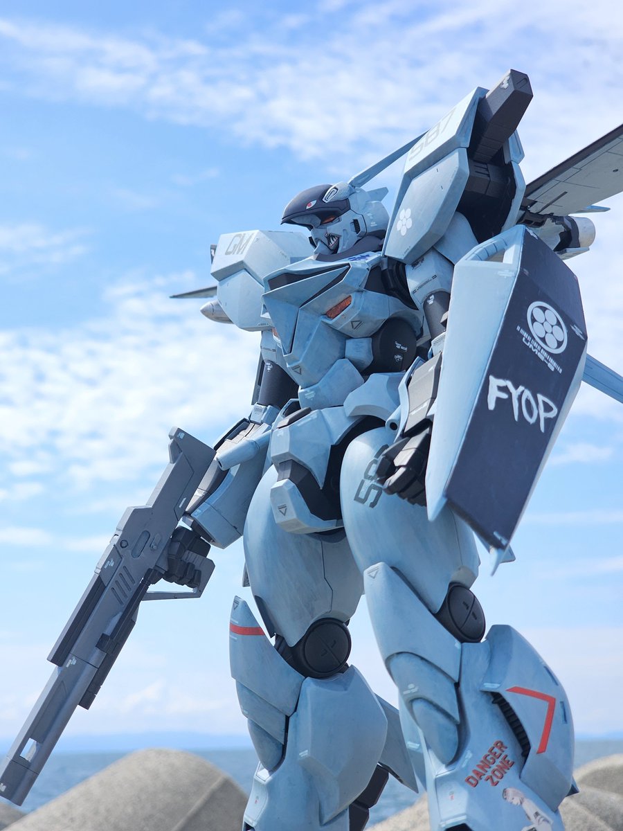 goufmask587's tweet photo. 海での撮影時、倒れないか心配だったけど立派に立ってて良かったです。
テトラポットを消してスケール感誤魔化したいけど、フォトショとか使ってないので出来ず。

頑張って海の色スポイトして塗ったのが2枚目。 https://t.co/lXtFrZlKu4