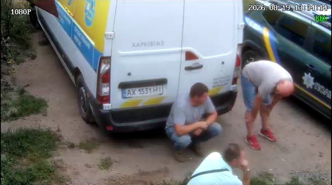 Matilda31994897's tweet photo. Из тк:
Людина просить допомогти розшукати підарасів. 

Як хто має можливість - кидайте до бота. 

Сьогодні до моєї мами та дуже старенької бабусі додому приїхали робітники по газовій службі �� намагалися відрізати газ від хати за неіснуючий борг. Поки мене немає поряд з батьками моя мати благала про допомогу знайомого і той приїхав. Газовщікі подзвонили своїм кентам-мусорам і ті приїхали і запакували чоловіка який намагався захистити моїх рідних та відвезли його у Харківське ТЦК.

Капітан поліції Шандиба Орися Іванівна. Номер жетону: 0005808

З нею були:
Ст.сержант Янко Д. В.
Ст.лейтенант Панчишин А.О.

Відомо, що ця сука працює у мусарці разом із своїм чоловіком. Також відомо що вони почали дуже стрімко збагачуватись після 2022 року

Потрібно бу��ь яка інформація про усих та найбільше про цю суку. ...