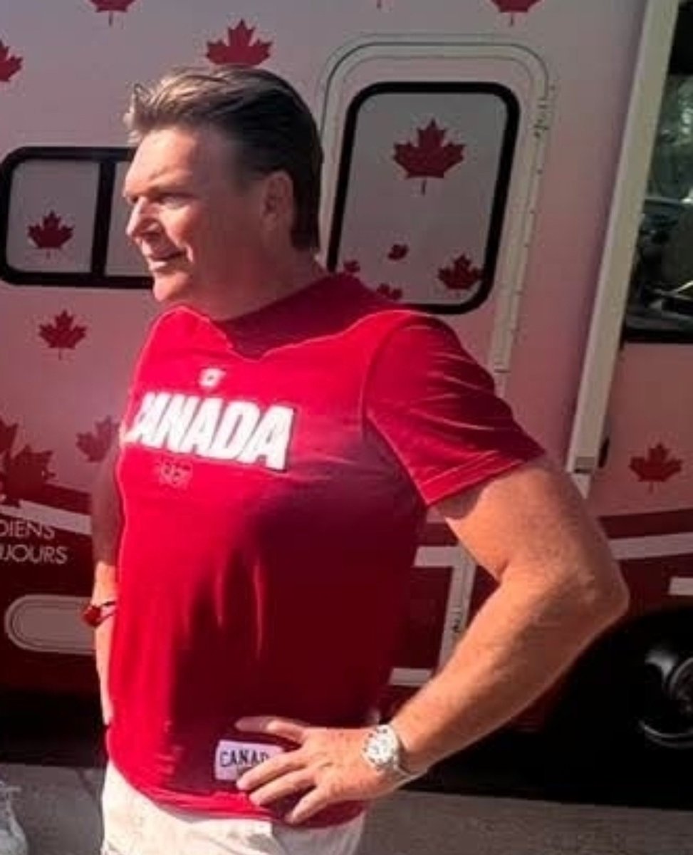 TheAlbertaPin's tweet photo. Anyone who stands like this, is about to lie.  

The not a campaign, campaign pose. 
Achieved by Puffing your chest out and getting those elbows ready. 

No this is not Ai. 

@LiveFreeHoney tell Lee he needs to practice this pose to properly assimilate. https://t.co/5FB9r33yF1
