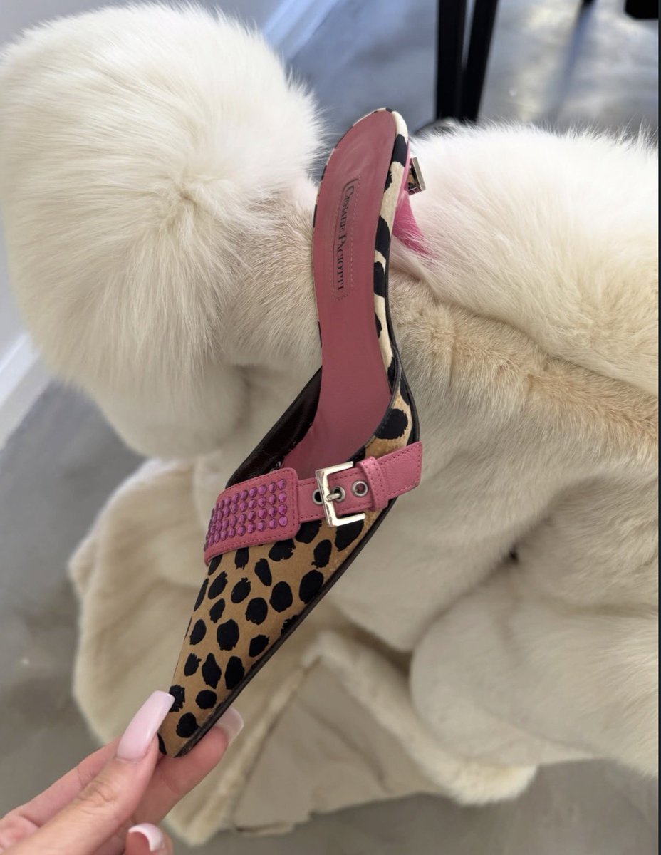 Mimiboards's tweet photo. Cesare Paciotti Mule 🩷 https://t.co/4PV0AkA8Yn