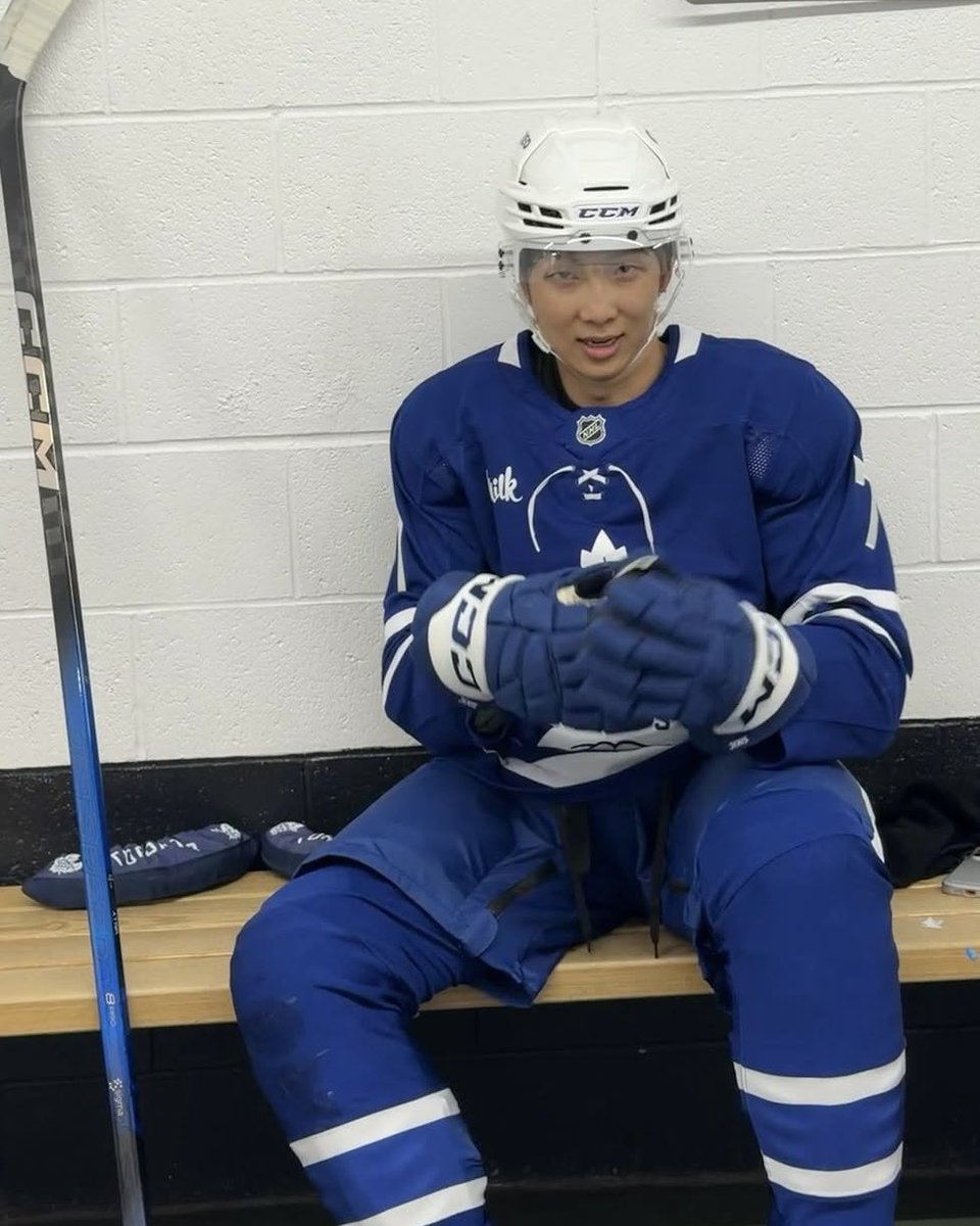 btsdaily77's tweet photo. Hockey player Kim Namjoon 🏒😭 https://t.co/HEvpSltrdV