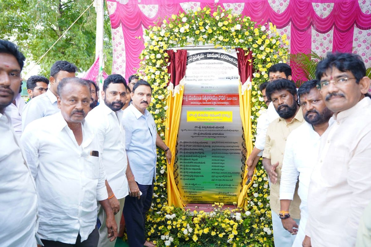 yschowdary's tweet photo. ఎన్టీఆర్ జిల్లా రైతులకు మెరుగైన సేవలు అందించే లక్ష్యంతో భవానిపురం బాలభాస్కర్ నగర్‌లో నూతన భూసార పరీక్షా కేంద్రం నిర్మాణానికి శంకుస్థాపన చేయడం జరిగింది. సుమారు రూ.1 కోటి వ్యయంతో 4,000 చ.అడుగుల విస్తీర్ణంలో నిర్మించనున్న ఈ కేంద్రం ద్వారా మట్టి శాస్త్రీయ పరీక్షలు, పంటలకు అవసరమైన పోషకాలు, ఎరువుల వినియోగంపై ఖచ్చితమైన సూచనలు ఇవ్వడం వంటి సేవలు అందుబాటులోకి రానున్నాయి. ఆధునిక సాంకేతికత ద్వారా, రైతుల పెట్టుబడి ఖర్చులు తగ్గిస్తూ అధిక దిగుబడులు సాధించేలా NDA కూటమి ప్రభుత్వం కృషి చేస్తోంది.