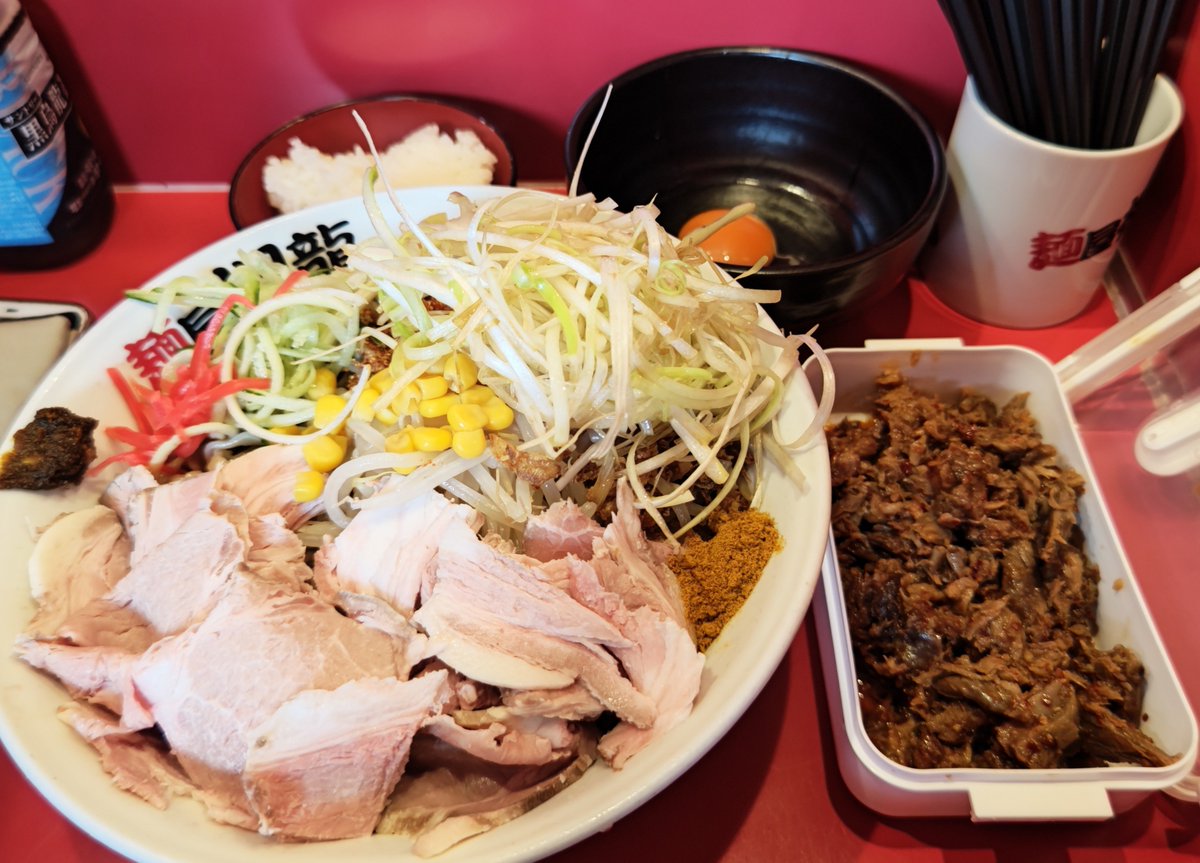 i_wcfy's tweet photo. 今日も桐龍東川口本店さん🍜
限定冷やし味噌まぜそば小、味ネギ、生卵、ライス、カレー粉、ローストポークダブル、アレ （紅しょうが）、お持ち帰りスタミナほぐし✖️５😎
多分スタミナほぐしはおやつで瞬殺😬
前回！味噌カレーが物足りなかったので今日はカレー粉追加🤭＋したので堪能出来ました👍 https://t.co/KZcMLwUgc2