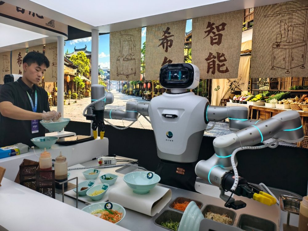 EasternStyle1's tweet photo. At the 2026 World Robot Expo in Beijing on Aug. 19, a wide range of robots demonstrated how intelligent machines could become part of everyday life and work. https://t.co/qnoYyWUJ9K