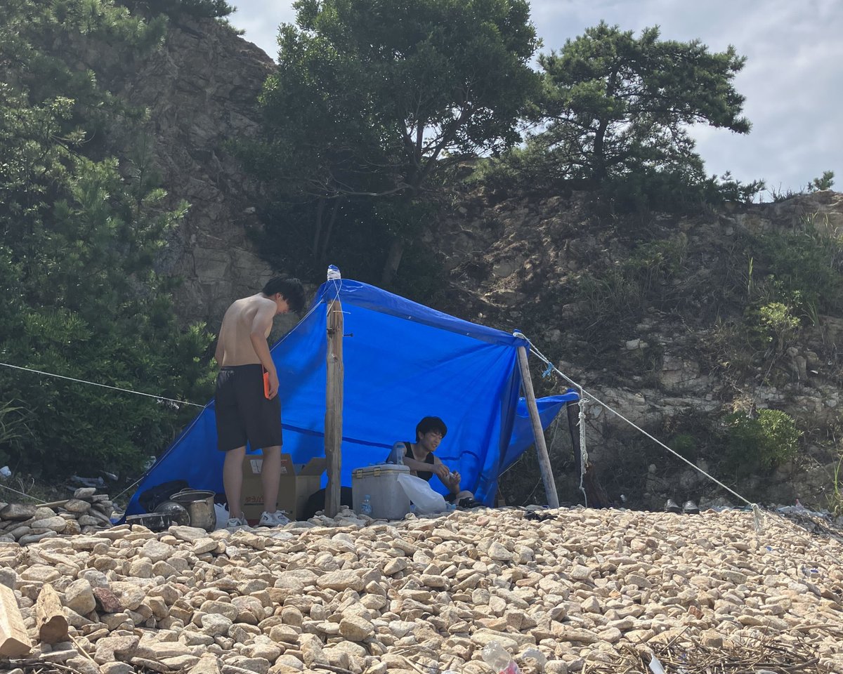 nuec1976's tweet photo. 8/11〜15、姫路市・太島で無人島サバイバルを実施！台風で予定変更もありましたが、晴天の中、拠点建築やシュノーケリング、魚捌きなど非日常を体験しました。一年生のみの活動で、気を引き締めて取り組めました！
https://t.co/50mz9tBFRr https://t.co/gX55hSNlYT