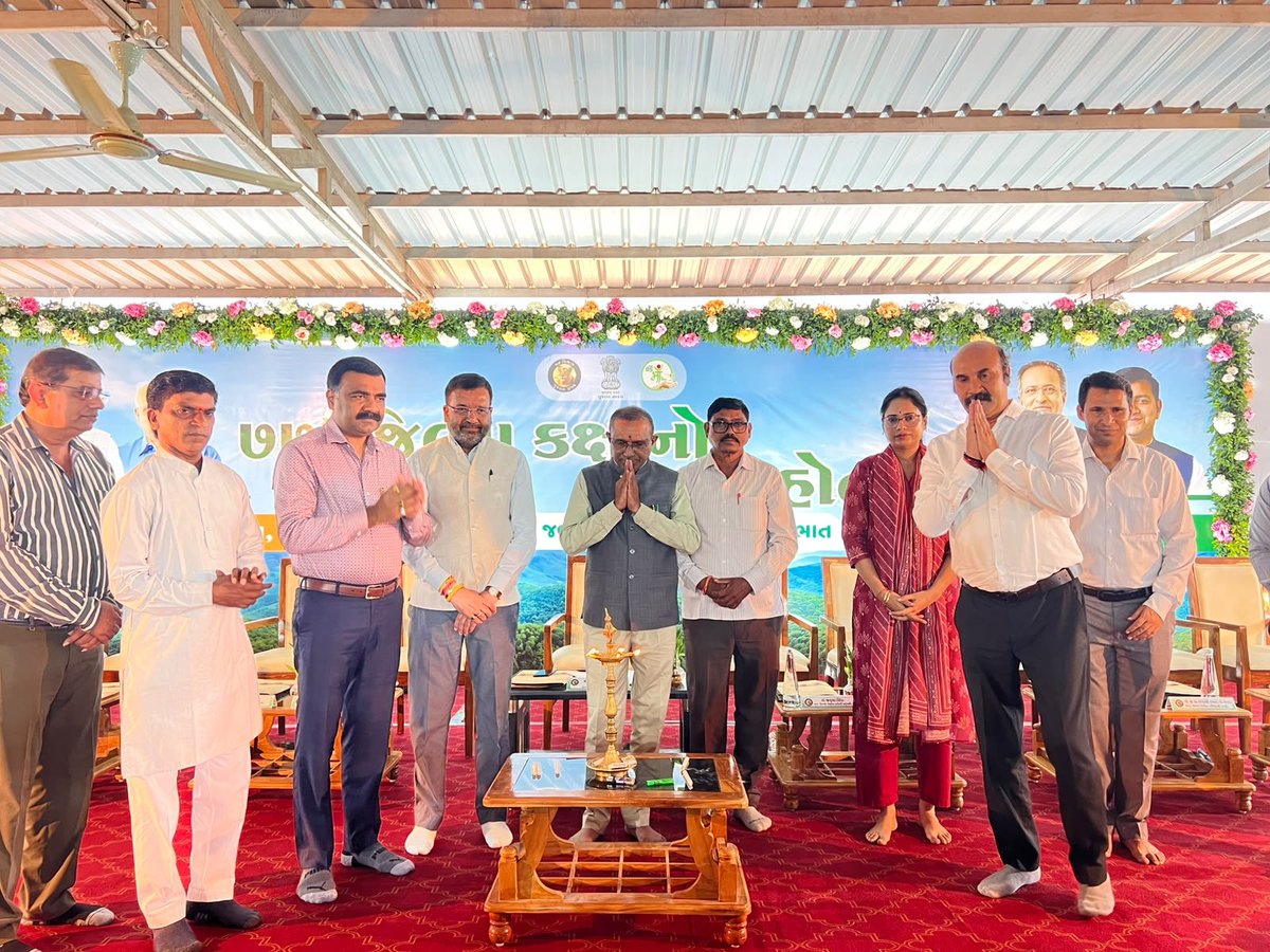 Miteshbhaibjp's tweet photo. આણંદના ખંભાત ખાતે જિલ્લા કક્ષાના ૭૭મા વન મહોત્સવની ઉજવણી જબરેશ્વર ઇન્ટરનેશનલ સ્કૂલ ખાતે કેબિનેટ મંત્રી શ���રી રમણભાઈ સોલંકીની વિશેષ ઉપસ્થિતિમાં કરવામાં આવી હતી. 

આ પ્રસંગે સાંસદ શ્રી મિતેષભાઈ પટેલ, ​ખંભાતના ધારાસભ્ય શ્રી ચિરાગભાઈ પટેલ, જિલ્લા પંચાયતના કાર્યકારી પ્રમુખ શ્રી જીલુભા સિંધા, ખંભાત તાલુકા પંચાયત પ્રમુખ શ્રી મંગળભાઈ સોલંકી, ખંભાત નગરપાલિકાના પ્રમુખ શ્રી મંજુલાબેન રાણા, જિલ્લા વિકાસ અધિકારી સુશ્રી દેવાહૂતિ, જિલ્લા પોલીસ અધિક્ષક શ્રી ગૌરવ જસાણી સહિત વન વિભાગના અધિકારીઓ, ખેડૂતો અને મોટી સંખ્યામાં નગરજનો ઉપસ્થિત રહ્યા હતા.