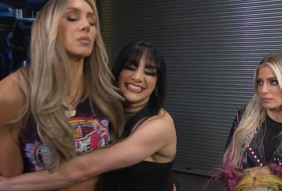 WrestlingColSoc's tweet photo. Cuando le presentas a tu novia y tu hermanita menor 

#Smackdown #WWEColombia https://t.co/5OpeXX9xmL