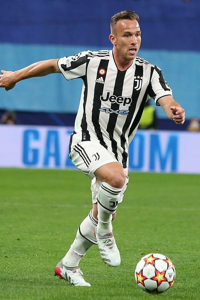 SerieA_Lawas's tweet photo. Arthur Melo akhirnya berpisah dengan Juventus. 

Arthur Melo selama ini jadi beban Juventus. 

Kedatangannya sebagai bagian dari penjualan Miralem Pjanic ke Barcelona. 

Transfer tersebut membuat Juventus kena skandal Plus Valenza. 

Petinggi2nya mundur, Juventus dikenai hukuman pengurangan 15 poin yang akhirnya direvisi jadi -10 poin.