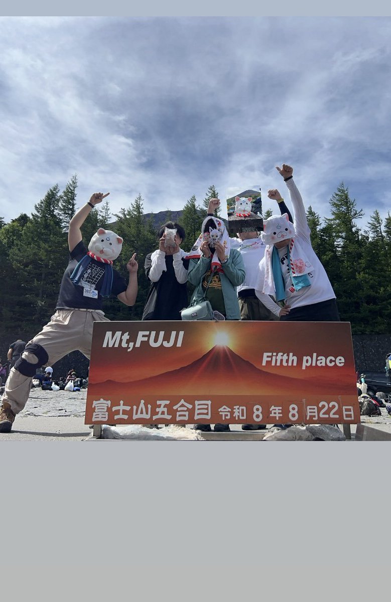 saradamodoki's tweet photo. ホロリス5名でで富士登山🌸 https://t.co/GADIiX24mz