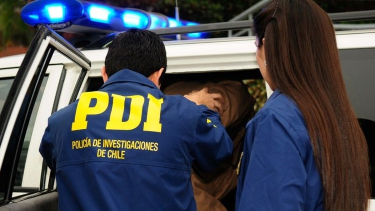 Cooperativa's tweet photo. Cayó el "terrorista satánico neonazi" que obligó a suspender clases en cuatro universidades https://t.co/7vr6nNasa1 https://t.co/kB8FNtVkSZ