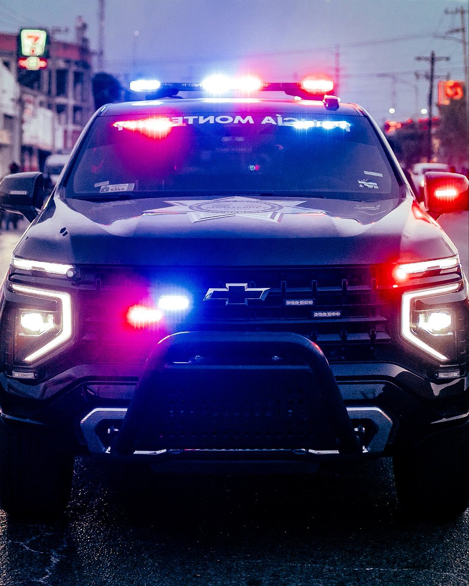 PoliciaDeMtyOf's tweet photo. En la Policía de Monterrey trabajamos las 24 horas del día con proximidad, prevención y respuesta inmediata para brindar la seguridad y tranquilidad que las familias regiomontanas se merecen.

#EstrategiaESCUDO
#AquíSeProtege
#AquíSeResuelve https://t.co/9OQtskzMGx