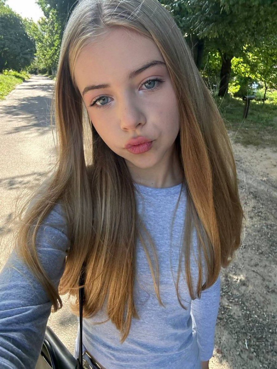 charxo1's tweet photo. Would you call me cute or gorgeous? 😏 https://t.co/d9FUh5ITzm
