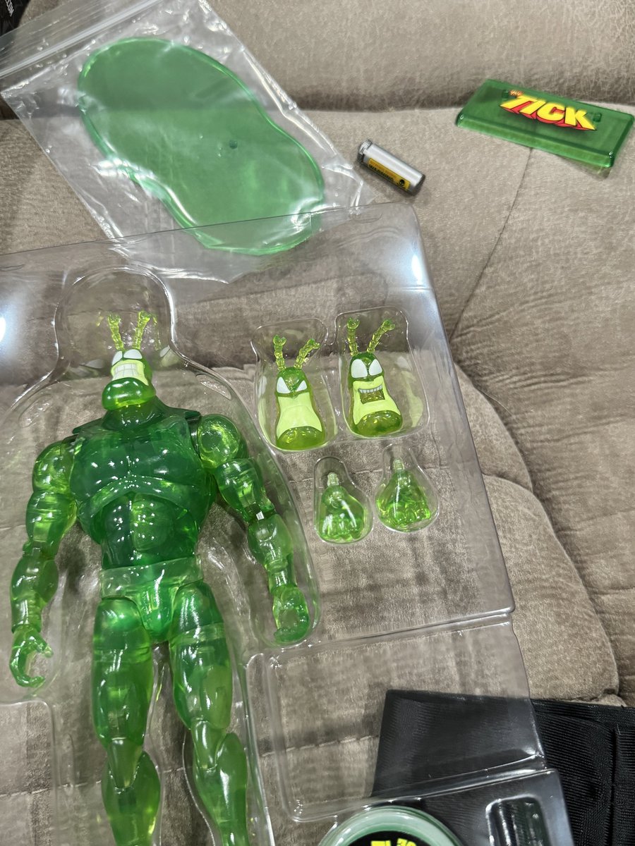 PFarts3's tweet photo. NO ONE TOLD ME THE “RADIOACTIVE” TICK CAME WITH VX GAS IN AN ELEGANT STRING OF PEARLS CONFIGURATION!!!!!!
Now I need to get Sean Connery & Nicholas Cage figures… #TheRock #TheTick #LongBoxHeroes #BigBadWorkshop @BigBadToyStore https://t.co/tLyUsTIO76