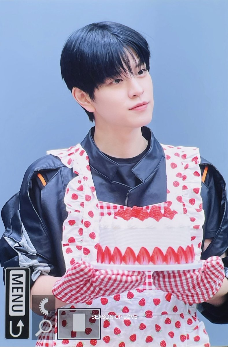ilyminiverseee's tweet photo. Are you the dessert? | Hyunmin os!

Después de una agotadora pelea, y de demostrarle a todos que él es el mejor en todos los aspectos posibles, lo único que desea aquel hombre fuerte e imponente, es estar tranquilo en los brazos de su amado, quien lo espera en casa con la cena hecha, y de premio, el postre 🍓🔞.