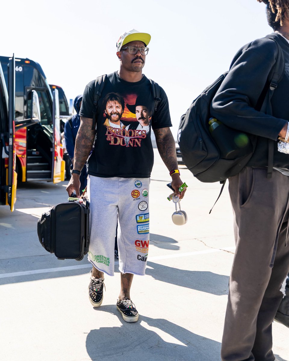 dallascowboys's tweet photo. .@VonMiller brought the 🔥 to Arizona

#DALvsAZ | #DallasCowboys https://t.co/PzvxnRJwM6