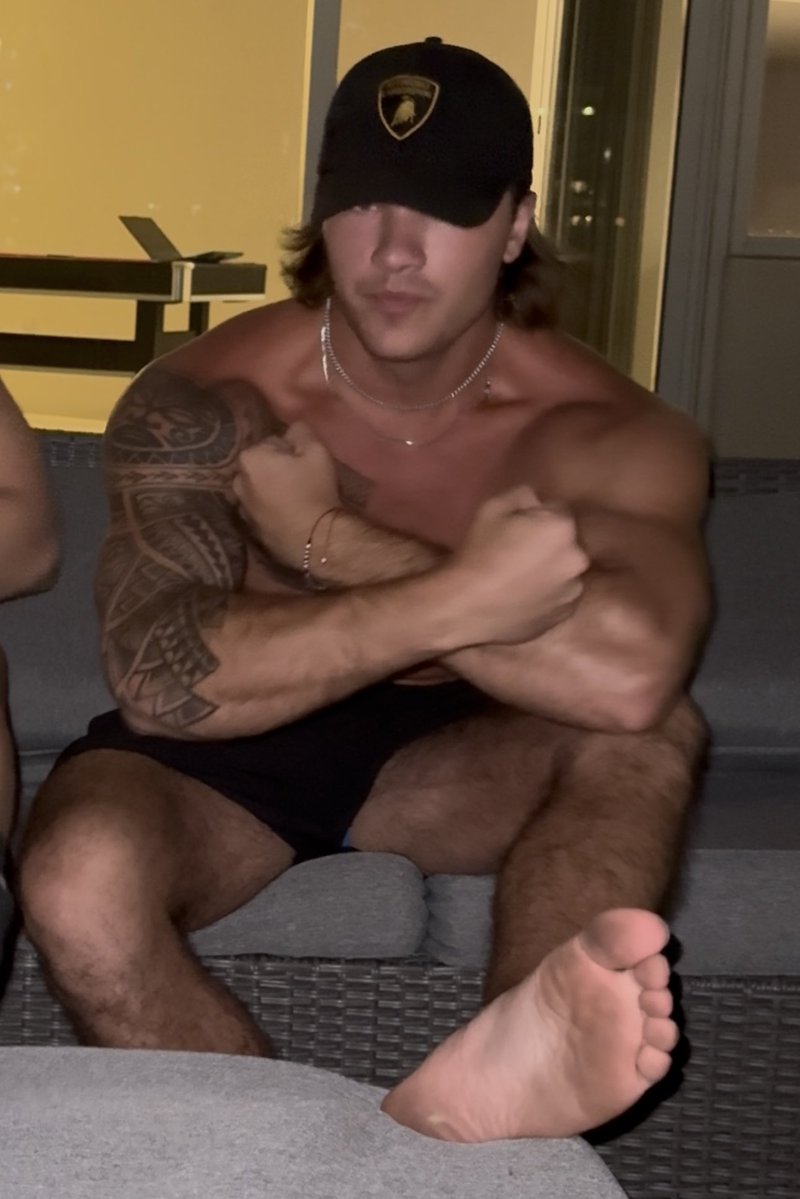 Cashmastermack's tweet photo. I wanna strangle one of you make you weak and beg to stop but I won’t then make you pass out take all your money

your gay little poppers ain’t shit compared to the strength of my biceps they’ll have you seeing stars 💥 https://t.co/qhSbjgrh0w