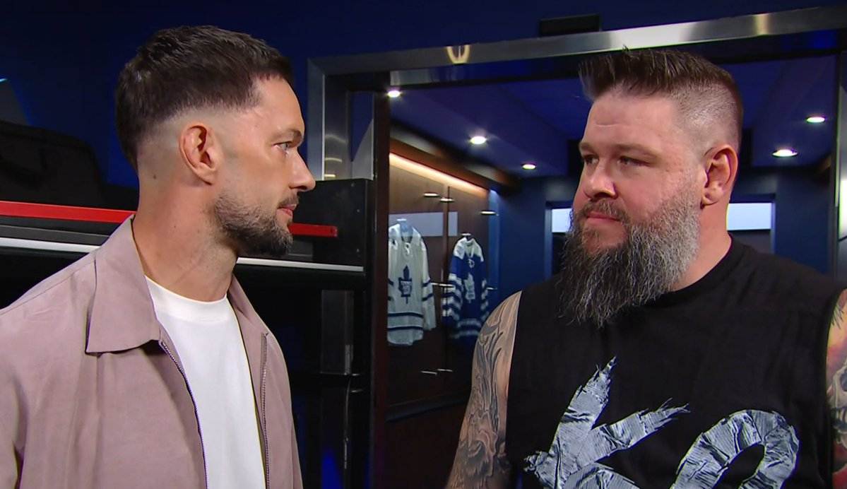 grandslamfinn's tweet photo. GIVE IT TO US NOW #SmackDown https://t.co/vwQoPBMSzW
