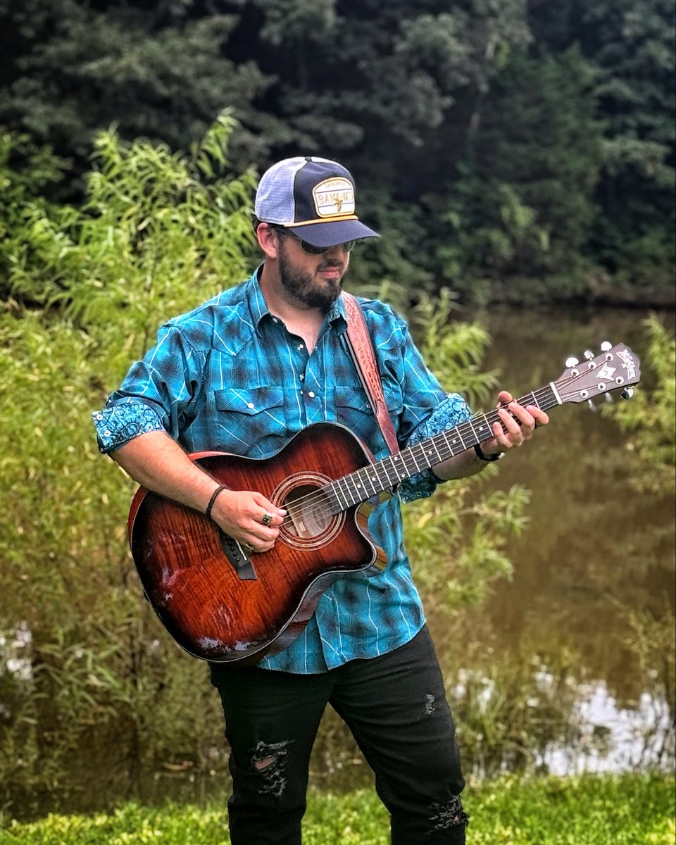 theaaronjhogan's tweet photo. Meet “Fancy”, my new @washburnguitar bought from Yates Music Store  in Elizabethtown Ky! Go check him out, great person &amp; great store! 🎶

#yatesmusicstore #elizabethtownky #guitar  #kentucky #washburn https://t.co/RO6gByLnyE