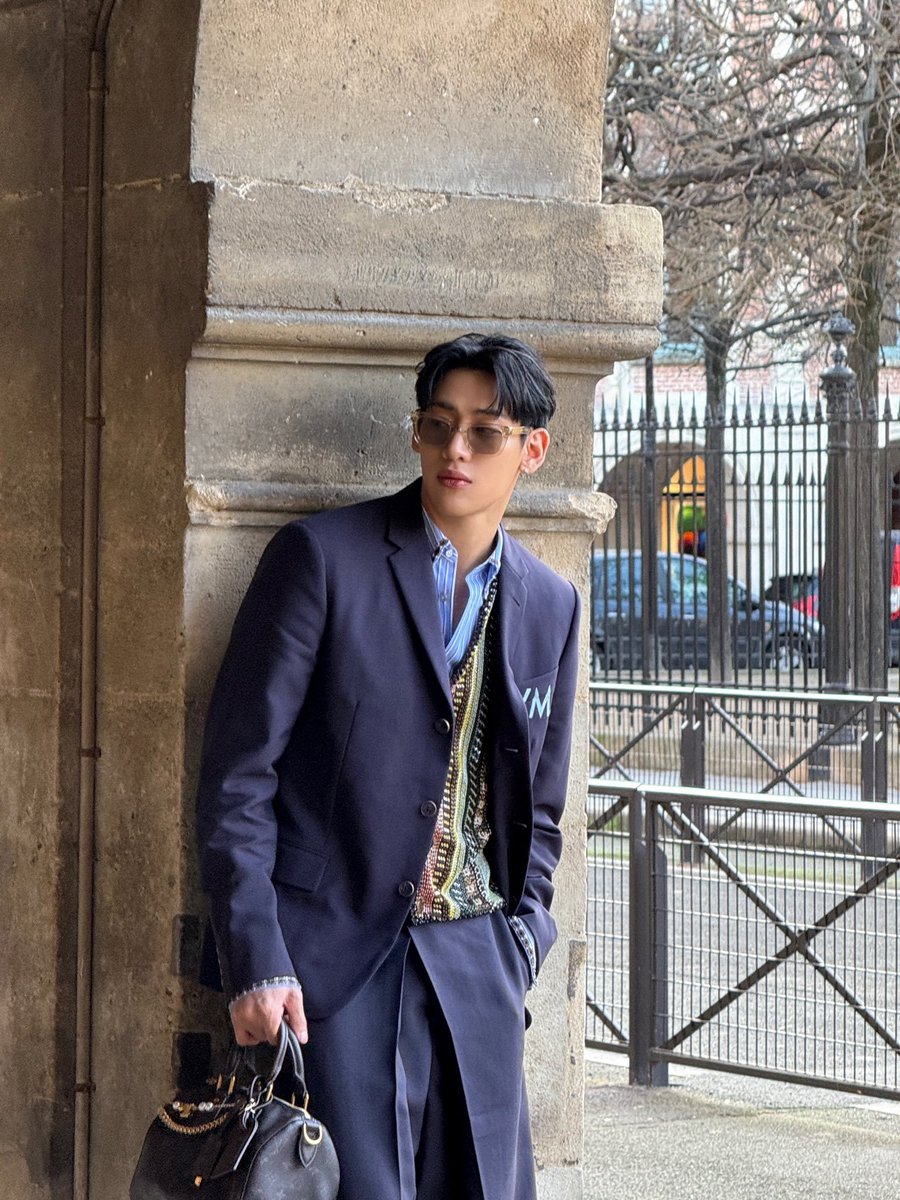 muay42611785's tweet photo. ท่านชายแบมแบมแห่งวังลักชัวรี! หล่อแพงจนหัวใจจะวาย ออร่าลูกคุณหนูตระกูลสูงมากคับลูกกก ✨👑

สายตาผ่านแว่นคือน๊อคหมดบ่สนลุกไผ🫠

#BamBam #뱀뱀 @BamBam1A 
@BAMBAMxBAMMIE https://t.co/kchbHpef3N