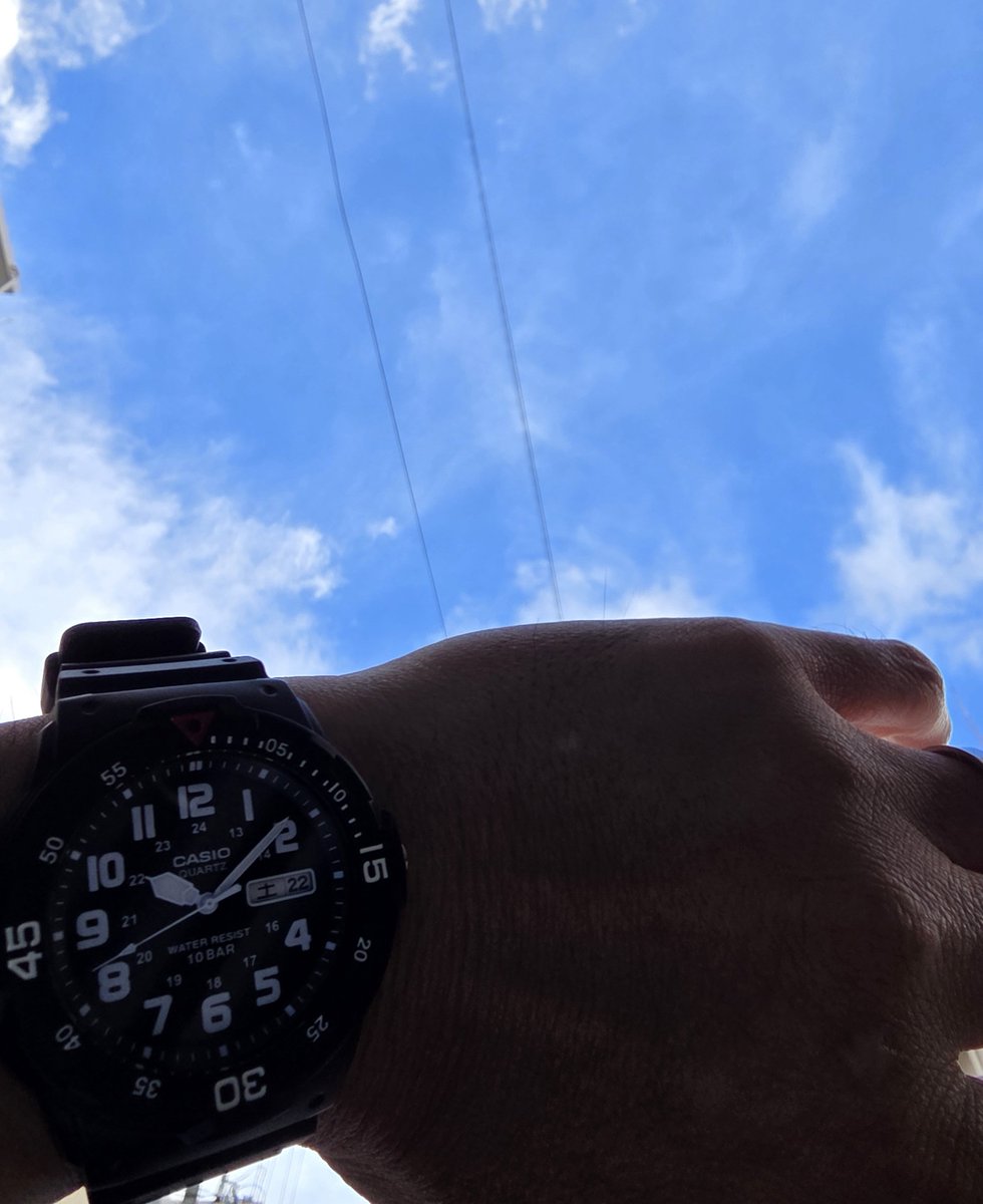 nonno_38's tweet photo. #イマソラ

台風前の土曜日
まだ青空がひろがってるね！

"備えあれば憂いなし"

晴れてるうちに
しっかり台風対策しよう！😄

そんな今日のお供は
カシオMRW-200H

#台風対策
#カシオMRW200H
#土曜日 https://t.co/kJ2Vin8NIw