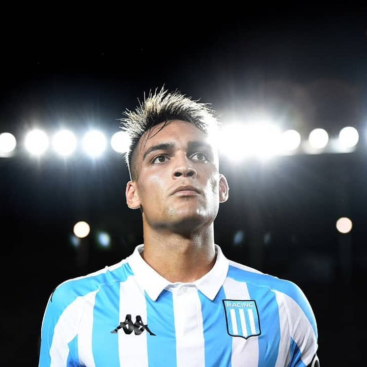 Comu_Racing's tweet photo. ¡FELIZ CUMPLEAÑOS, CAMPEON DEL MUNDO! 🏆

HOY ES EL CUMPLEAÑOS DE LAUTARO MARTÍNEZ, CAMPEÓN DEL MUNDO Y BICAMPEÓN DE AMÉRICA.

¡DE LAS ENTRAÑAS DEL PREDIO TITA MATTIUSSI! 🩵🤍 https://t.co/V6txRDEfFr