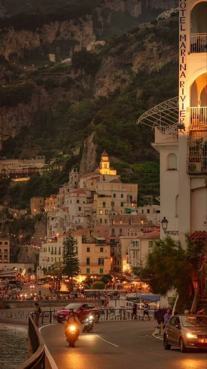InFiniteH0riZ0n's tweet photo. Night in italy https://t.co/EYptw4dgnB