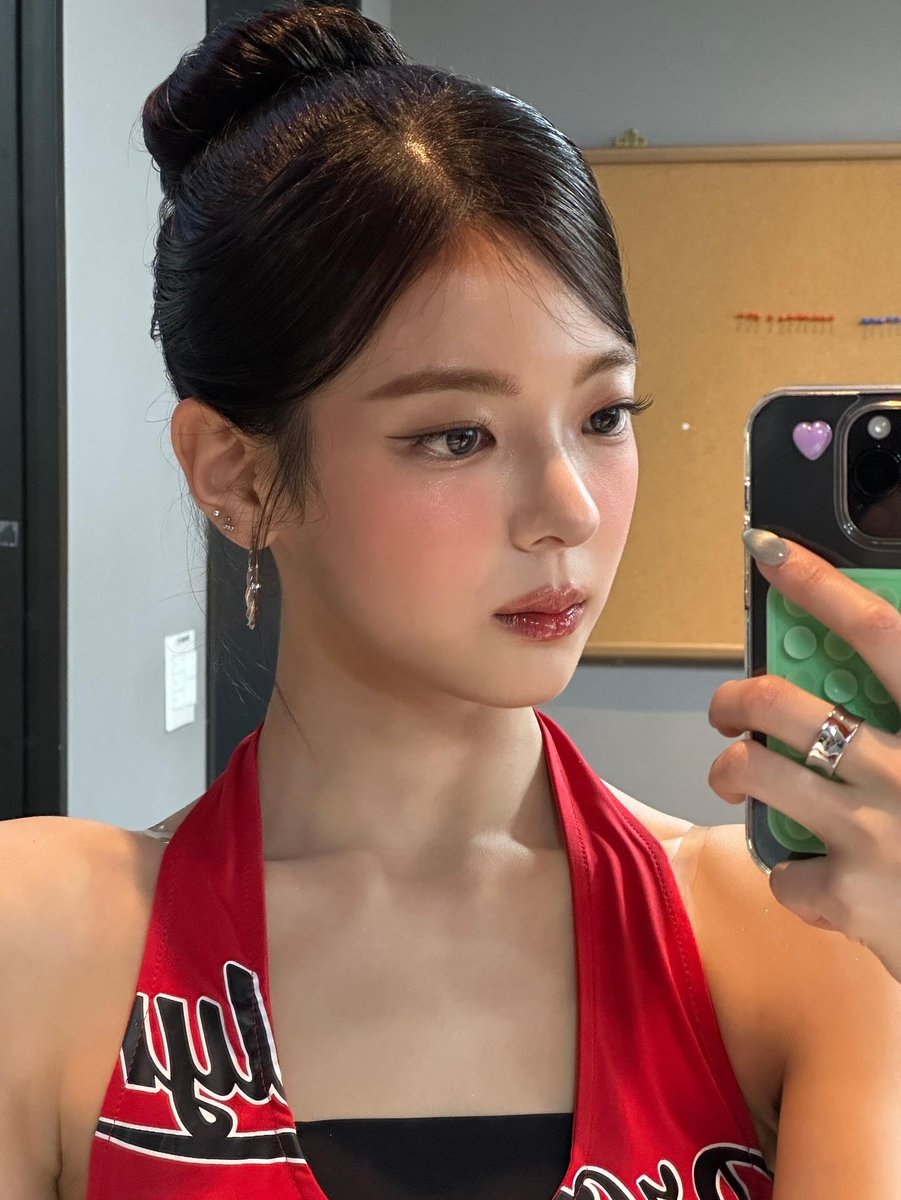 Waterzhsx's tweet photo. itzy lia's face card never declines https://t.co/vsxggKmCLA