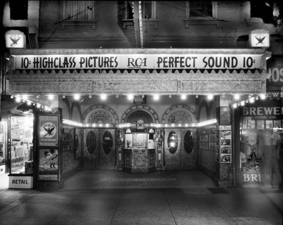 LiterateIndy's tweet photo. Friday night at the movies, 1933.

Fountain Theatre.
Terre Haute, Indiana.

(Martin Collection, Indiana Historical Society) https://t.co/jbUN1qajXK