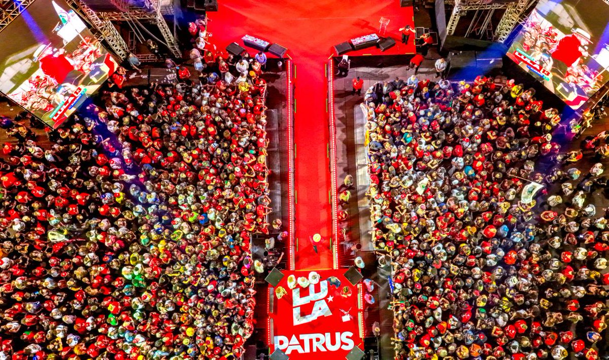 LulaOficial's tweet photo. Minas Gerais sabe que o Brasil está pronto para mais. 

E, quando o povo acredita, se mobiliza e vai à luta, não tem força capaz de parar esse país. 🇧🇷

No dia 4 de outubro, Lula, Patrus, Marília e Áurea!

📸 @ricardostuckert https://t.co/YjpYMSeg1Q